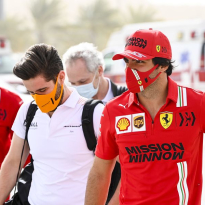 Sainz laat zijn nieuwe Ferrari grommen, Hamilton speelt op Bowie-gitaar | Social Wall