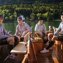 Red Bull-coureurs in Oostenrijkse klederdracht, Veekay hervat training | Social Wall