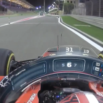 VIDEO: Leclerc knalt over de kerbs en maakt zijn Ferrari-bolide kapot