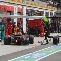 Loskomende band W14 Russell levert gevaarlijke situatie op in pitstraat tijdens GP Canada