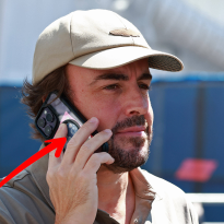 Alonso heeft foto van collega in telefoonhoesje zitten