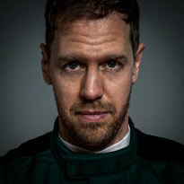 Sebastian Vettel toont kraag van nieuw racepak aan het grote publiek | Social Wall