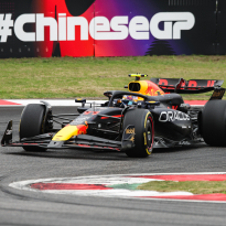 ¡Sainz VENCE a Checo en el arranque de Miami!