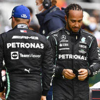VIDEO: Hamilton ontmoet zijn 'alleroudste fan' na winnen van 100ste Grand Prix