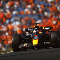 Verstappen-supporters omsingelen rookbomgooier op Circuit Zandvoort