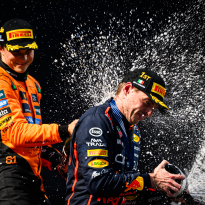 Verstappen wint actie van het jaar met inhaalmanouvere op Piastri in Imola