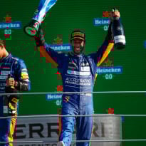 Ricciardo geeft beker mooie plek: 'Surrealistisch om hem naast die van Senna te zien'