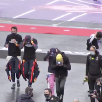 VIDEO: Coureurs schrikken zich rot door overvliegende straaljager