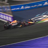 Verstappen pakt pole tijdens zinderende kwalificatie in Saoedi-Arabië, Norris crasht