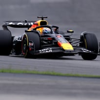 Verstappen geeft galavoorstelling in São Paulo en finisht op podium na start vanuit pitstraat