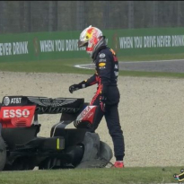 NEE! Verstappen crasht uit het niets met probleem aan achterband