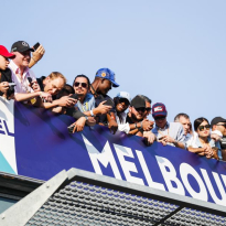 Wachtende F1-fans in Melbourne boos: "Dit is belachelijk"