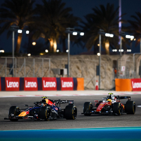 Hamilton zorgt voor rode vlag, Antonelli klokt snelste tijd in Bahrein