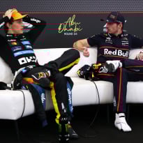 Verstappen plaagt Piastri tijdens persconferentie: "Dan was jij de kampioen geweest"