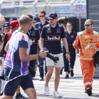 Red Bull deelt met knipoog beelden van valpartij fotograaf bij binnenkomst Verstappen