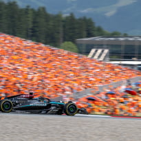 Russell in Oostenrijk gestraft voor poging om Verstappen schorsing aan te naaien