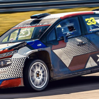 Jos Verstappen stunt erop los in zijn rallywagen