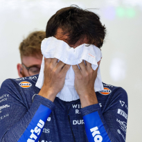 Albon ziet remmen in vlammen opgaan tijdens eerste training in Singapore