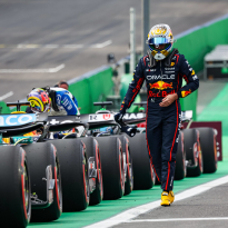 Verstappen reageert hoofdschuddend na teleurstellende sprintkwalificatie