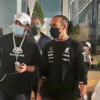 FOTO: Hamilton verlaat kantoor van de stewards