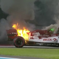 VIDEO: Kimi Räikkönen ziet vlammenzee om zich heen grijpen, besluit zelf te blussen