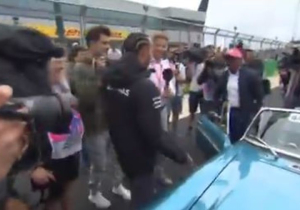 Hamilton wordt verrast door vader en broer voor de Britse Grand Prix