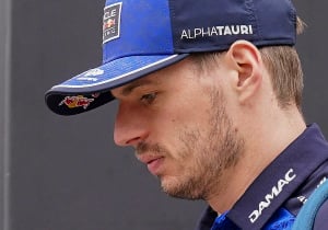 Verstappen arriveert in Milton Keynes en laat van zich horen