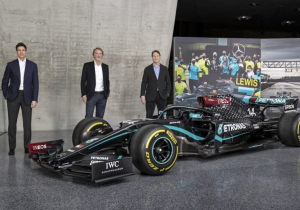 Mercedes part-owner considers Manchester United purchase