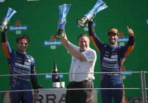 Norris walgt van podiumceremonie: "Een schoen waar Ricciardo twee uur in heeft lopen zweten"