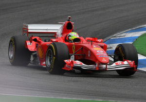 Mick Schumacher rijdt op Hockenheim demo in de Ferrari van zijn vader
