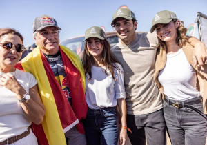 Sainz jr verrast Dakar-winnaar Sainz sr bij finish, Red Bull ziet pitstop engineer vertrekken | GPFans Recap