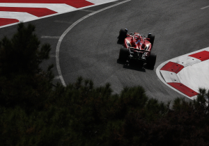Leclerc klokt snelste tijd in tweede training Bakoe, Verstappen kan niet aanhaken