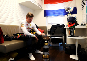 Rosberg en Hamilton betaalden zeven ton voor eerste zege Verstappen: "Stond in ons contract"