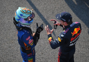 Ricciardo komt op voor Verstappen 'Dat is hoe hij is, hij vecht het uit op de baan en dat is het'
