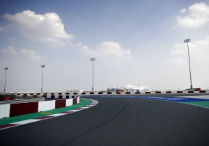 Teams kampen met schade door kerbs in Qatar: 'We kunnen auto's niet in gevaar brengen'