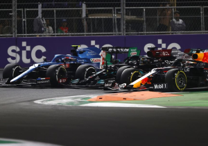 Rode vlag in Djedda: koren op de molen voor Verstappen die aan de leiding gaat