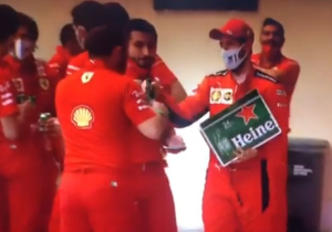 Vettel deelt bier uit aan Ferrari-personeel na Grand Prix van Abu Dhabi
