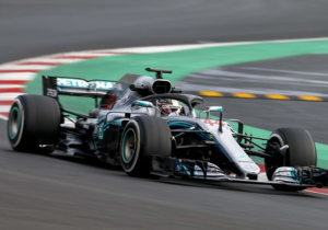 Lewis Hamilton: 'Auto is lastiger om mee te rijden dan vorig jaar'