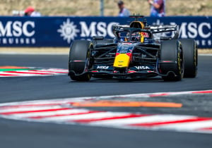 Hamilton snelste in tweede training, Verstappen niet tevreden over RB22