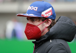 Alonso hekelt dominantie Mercedes: "Die man krijgt 25 plaatsen gridstraf en wint alsnog"