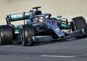 Hamilton waarschuwt: 'Moeten niet te ver gaan als we Ferrari bij willen benen'