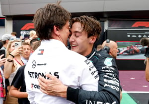Fans stomverbaasd na pole position Russell: "Wat een verschrikkelijke stewards!"
