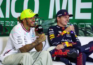 Verstappen grapt over Latifi tijdens livestream: "Hij krijgt in het geheim gratis Red Bull"