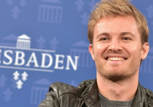 FOTO: Nico Rosberg werkt in Barcelona aan 'iets geheimzinnigs' in oude Mercedes-raceoverall