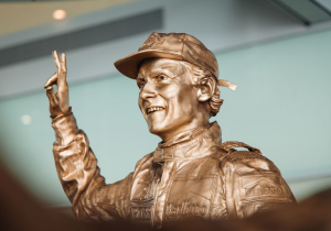 McLaren unveil Lauda tribute sculpture