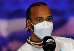 Hamilton spreekt protesterende mensen toe: "Protesteer, maar doe het veilig"