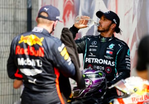 Hamilton heet Verstappen welkom: "Ik wil races waarin ze ons uitdagen"