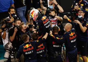 VIDEO: Red Bull Racing viert wereldkampioenschap van Verstappen op uitbundige wijze