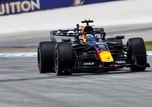 Oververhitte Verstappen achter Hadjar in tweede vrije training Maleisië, Leclerc het snelst