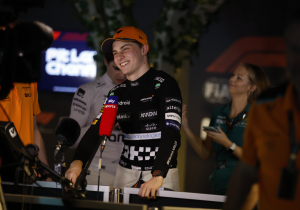 Piastri makes Wimbledon appearance with SECRETIVE girlfriend